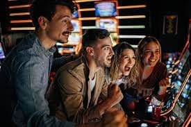 Antarmuka permainan Treasures Aztec di hayobet menampilkan gulungan slot dan kontrol taruhan